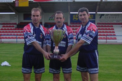 Edu Pons, Carles Viladegut y Andreu Martínez con la copa de campeones.