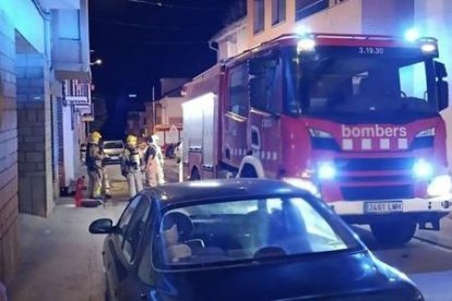 Bombers durant la matinada d’ahir a Puigverd de Lleida. ; Array