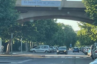 Aquest cartell porta uns dies col·locat en un dels ponts de Fraga.