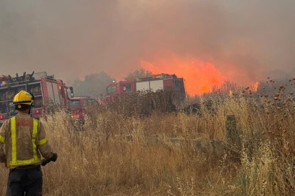 Una de les imatges de la virulència de les flames de l'incendi de Torrefeta i Florejacs.