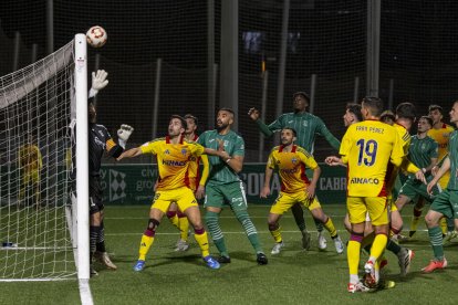 El Cornellà da al palo. Imagen del partido del Lleida en Cornellà de esta temporada