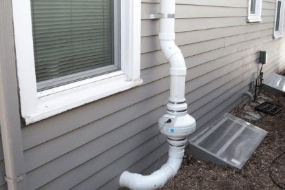 Un extractor de gas radó instal·lat a l’exterior d’un habitatge.