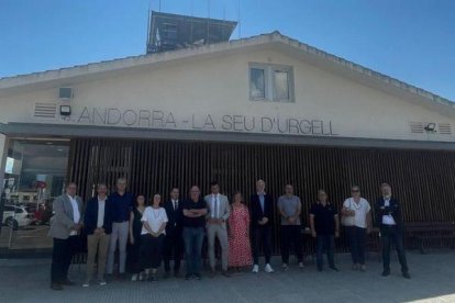 Els membres de la Taula de l’Aeroport de la Seu-Andorra es van reunir ahir al complex aeri. - AEROPORTS DE CATALUNYA