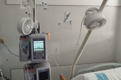 Dos ventiladors, dimecres en un llit de l’Arnau.