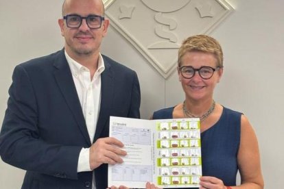 Representants de CaixaBank i els farmacèutics, amb el blíster. - COFLLEIDA