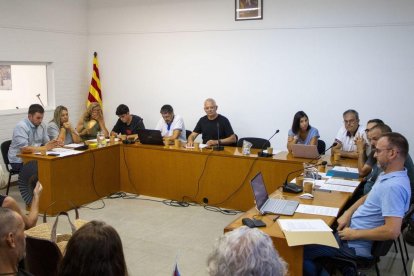 Els deu regidors i el secretari (dreta), davant de la cadira buida de Pelegrí. Roset i Egea, als dos costats del seient vacant. - GERARD HOYAS