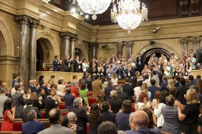 Els diputats, aplaudint representants del món local després de l’aprovació del text. - M. CODINAS