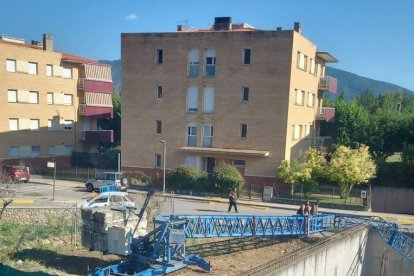 La grua que portava divuit anys abandonada a la Pobla de Segur. - AJUNTAMENT DE LA POBLA DE SEGUR