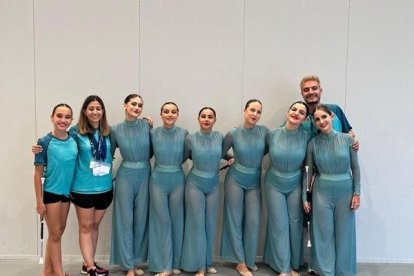 L’equip lleidatà al complet, juntament amb el coreògraf italià Fabio Agaliati. - CLUB TWIRLING LLEIDA