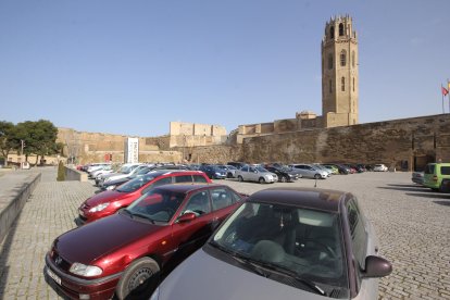 L'aparcament de la plaça de la Sardana de la Seu Vella en una imatge d'arxiu.