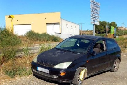 El cotxe va ser immobilitzat dissabte en un camí proper a l’L-800, a Alcarràs. - MOSSOS D’ESQUADRA