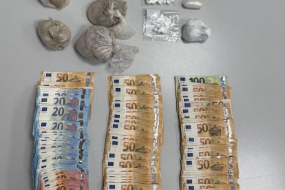 Droga i diners intervinguts pels Mossos d'Esquadra en un pis de Lleida.