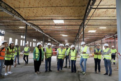 Paneque, Larrosa i Gil van visitar l’interior dels Docs per veure com avançaven les obres. - MAGDALENA ALTISENT