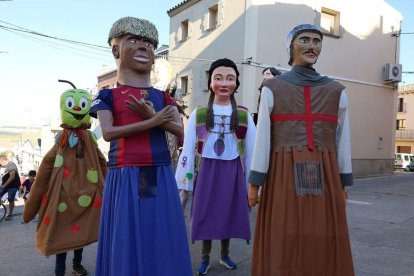 Els gegants Lamine Yamal i Maria-Mercè Marçal, al costat de la Poma Pometa i el Cavaller Narcís. - J.GÓMEZ