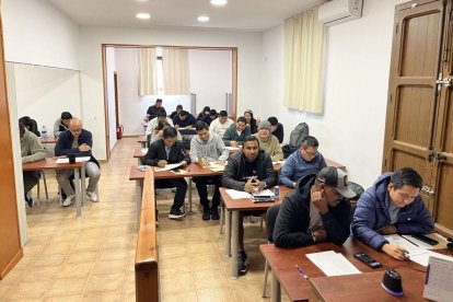 Estudiants de British Formació, a l’aula de l’antiga caserna de la Guàrdia Civil a Castelldans.