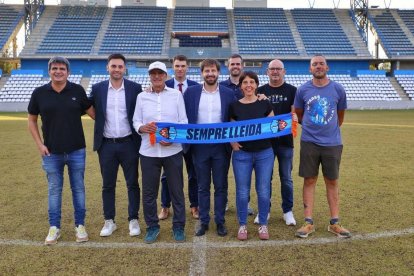 Els membres del Consell Social, ahir al Camp d’Esports després de la presentació. - JORDI ECHEVARRIA