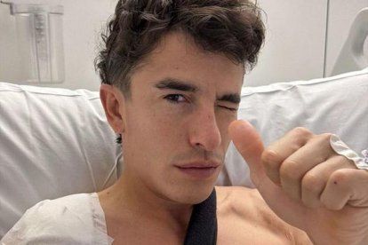 Marc Márquez, a l’esquerra, a l’hospital després de ser intervingut, i a la dreta, a casa seua amb el braç en cabestrell.