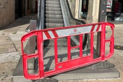 Les escales mecàniques i l’ascensor fa dies que estan avariats. - AGB