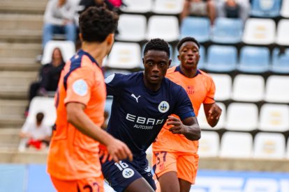 Una acció del partit entre l'Atlètic Lleida i el Barça Atlètic.