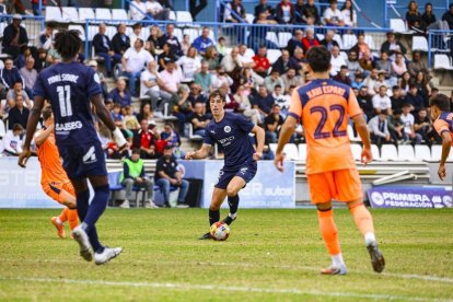 Una acció del partit entre l’Atlètic Lleida i el Barça Atlètic diumenge al Camp d’Esports. - INGRID SEGURA