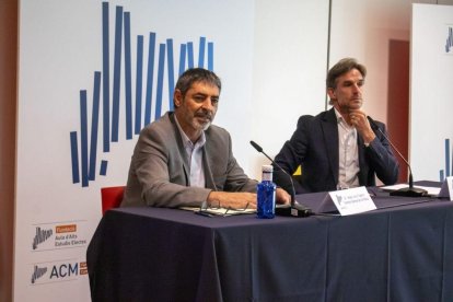 Josep Lluís Trapero (esquerra), amb Xavi Paz (dreta), ahir a la Llotja. - ÀLEX SAMPER