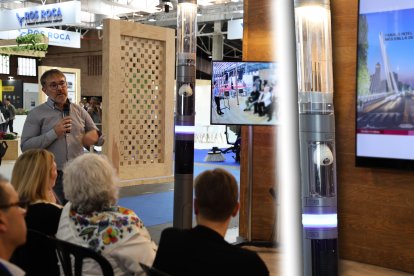 El fanal ‘intel·ligent’ amb càmera, anomenat Candela, ahir a l’estand de la Paeria a Municipàlia