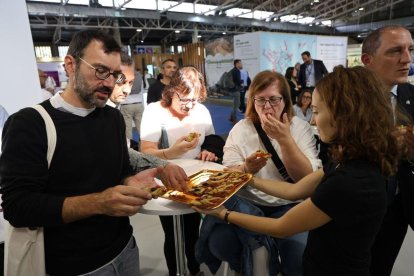 Tast de coca de recapte. El Gremi de Forners de Lleida va oferir ahir un tast de coca de recapte als assistents i expositors de Municipàlia. - AMADO FORROLLA