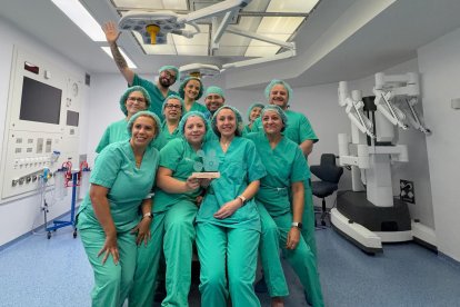 En la imagen, el equipo de procesos quirúrgicos mostrando con orgullo el galardón obtenido a su trabajo.