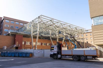 Bloc quirúrgic. Les obres del nou bloc quirúrgic de l’Arnau avancen i ja es pot veure l’estructura metàl·lica que suportarà el nou edifici, que acollirà 16 quiròfans. Les obres, amb un pressupost de 16,9 milions (IVA inclòs), van ser adjudicades l’abril del 2021. - PAU PASCUAL