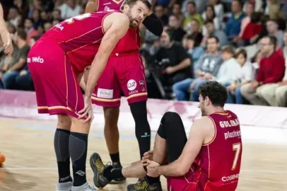 Golomán se subjecta el turmell per la torçada que li va impedir continuar jugant. - JAVI ENJUANES