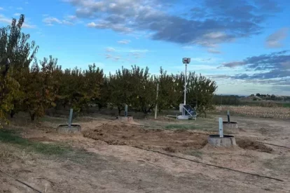 Fonaments per a una torre d’alta tensió per evacuar l’energia de panells solars a Alcarràs.