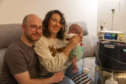 Rocío i Ekaitz amb el seu fill, l’Eudald, que dissabte passat va complir quatre mesos de vida. - JORDI ECHEVARRIA
