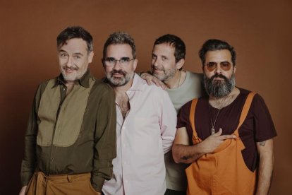 Una imatge promocional del grup Love of Lesbian.