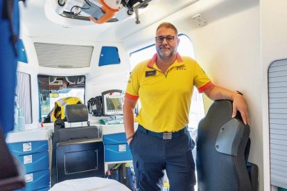 El metge Joan Bestard, en una ambulància del SEM.