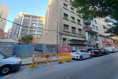Vista de l’edifici d’Anselm Clavé que s’enderrocarà, que ja està precintat i envoltat de tanques. - SCD