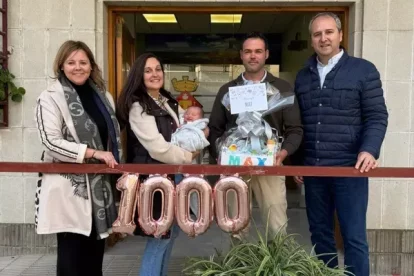 Els pares del nounat al centre juntament amb l’alcalde, Manel Solé, a la dreta. - AJUNTAMENT DE LA GRANJA D’ESCARP