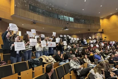 Tècnics de Joventut van protestar amb pancartes pel seu “infrafinançament” ahir durant la jornada. - MARC CARBONELL