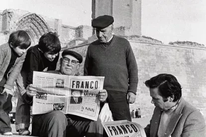 Expectació i incertesa. Moltes persones van celebrar la mort de Franco amb cava, en privat, mentre s’obria un període d’incertesa. Un recent baròmetre del CIS apunta que el 21,3% dels espanyols creu que els anys de la dictadura van ser bons o molt bons per a Espanya. - FONS GÓMEZ VIDAL/ARXIU FOTOGRÀFIC IEI