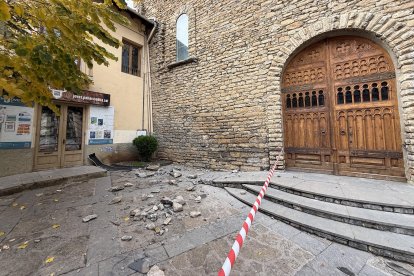Diversos trossos de pedra van caure de la teulada del temple. - EDGAR ALDANA