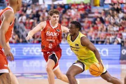 Un jugador de l'Hiopos Lleida avança davant la presió d'un rival.