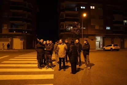 Renovació de l’enllumenat a la Bordeta. La tinenta d’alcalde de Gestió de la Ciutat, Begoña Iglesias, i l’edil Roberto Pino es van reunir ahir amb els veïns de la Bordeta per presentar les actuacions que faran per renovar l’enllumenat del barri. La setmana passada ho van fer al Secà. - MARC GÓMEZ/AJUNTAMENT DE LLEIDA