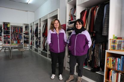 Priscilla Belohuby i Adriana Ruiz, a l’espai del Rober de l’associació Refem. - AMADO FORROLLA