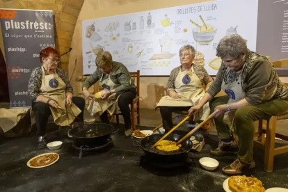 Quatre padrines, preparant ahir les orelletes per als assistents que es van atansar al Cafè del Teatre. - JORDI ECHEVARRIA