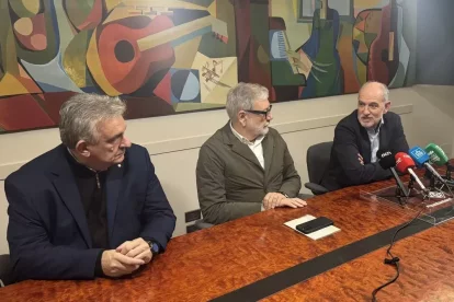 Oró, parlant durant la roda de premsa davant les mirades de Larrosa i Saltó. - MARC CARBONELL