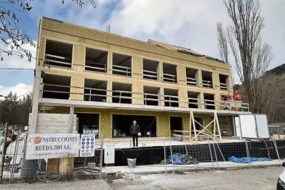 Ramon Solana, el promotor del projecte, davant de l’edifici en construcció. - M. CODINAS