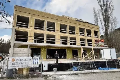 Ramon Solana, el promotor del projecte, davant de l’edifici en construcció. - M. CODINAS