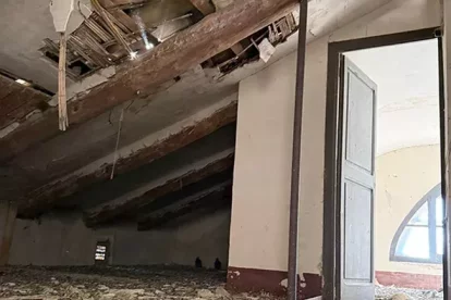 L’edifici precintat i l’estat en el qual es troba la primera planta, plena d’excrements de colom. - AJUNTAMENT DE RAIMAT