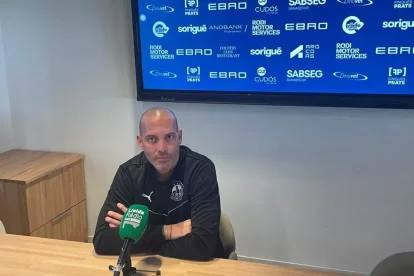 L’entrenador de l’Atlètic Lleida, Gabri García, ahir en roda de premsa. - MARC PERELLÓ SALVIA