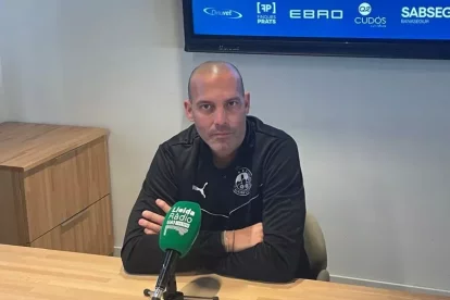 L’entrenador de l’Atlètic Lleida, Gabri García, ahir en roda de premsa. - MARC PERELLÓ SALVIA