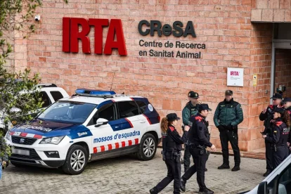 Agents dels Mossos d’Esquadra i la Guàrdia Civil a l’entrada de la seu de l’IRTA-CReSA. - EUROPA PRESS